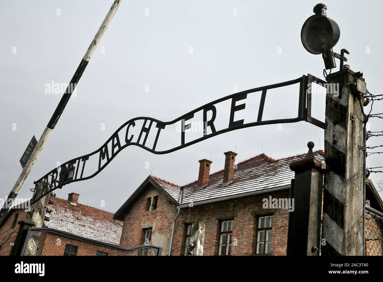 Una vista sull'ingresso della Auschwitz mi tedesco campo di lavoro e sterminio nazista, con il motto "Arbeit macht frei" ("lavoro porta libertà') oltre il gateway principale. In due mesi il settantacinquesimo anniversario della liberazione di Auschwitz. Il tedesco più grande campo di lavoro e sterminio nazista KL Auschwitz-Birkenau fu liberata da parte dell'Armata Rossa il 27 gennaio 1945. Foto Stock