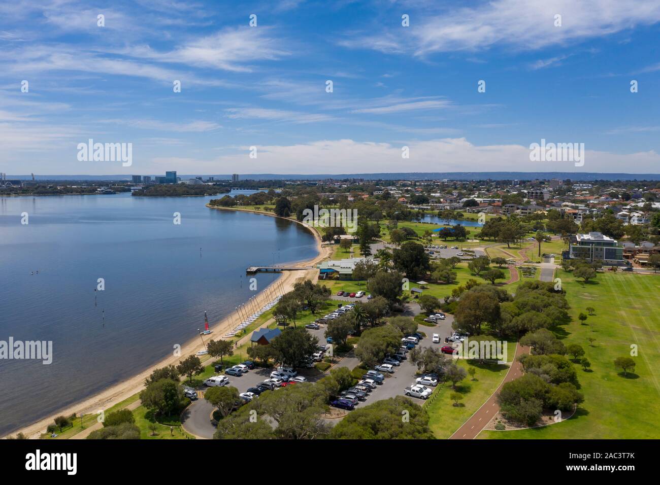 Vista aerea di case e un lago da Sir James Mitchell Park in Perth Western Australia Foto Stock