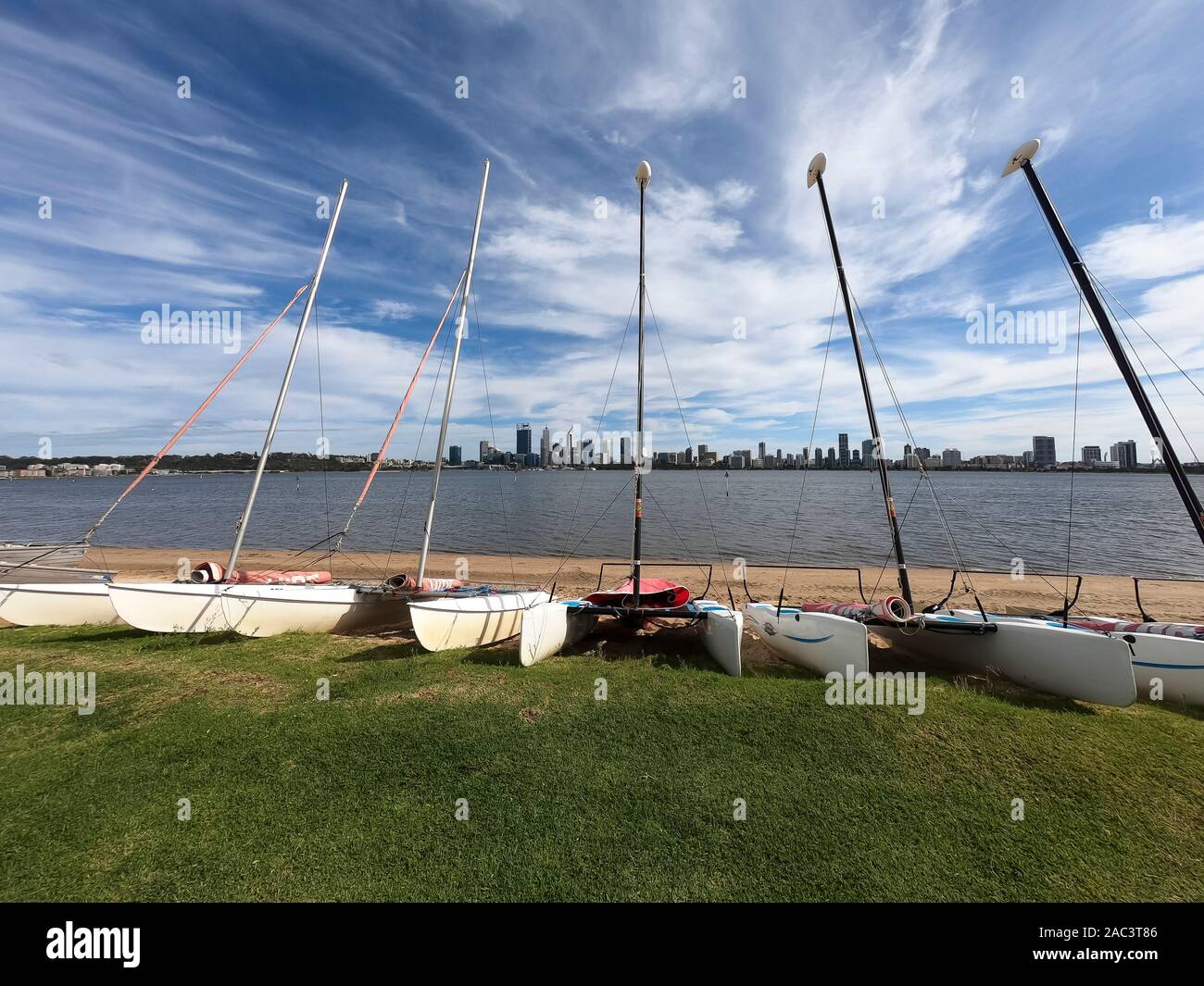Piccole barche a vela sulla riva a Sir James Mitchell Park in Perth Western Australia Foto Stock