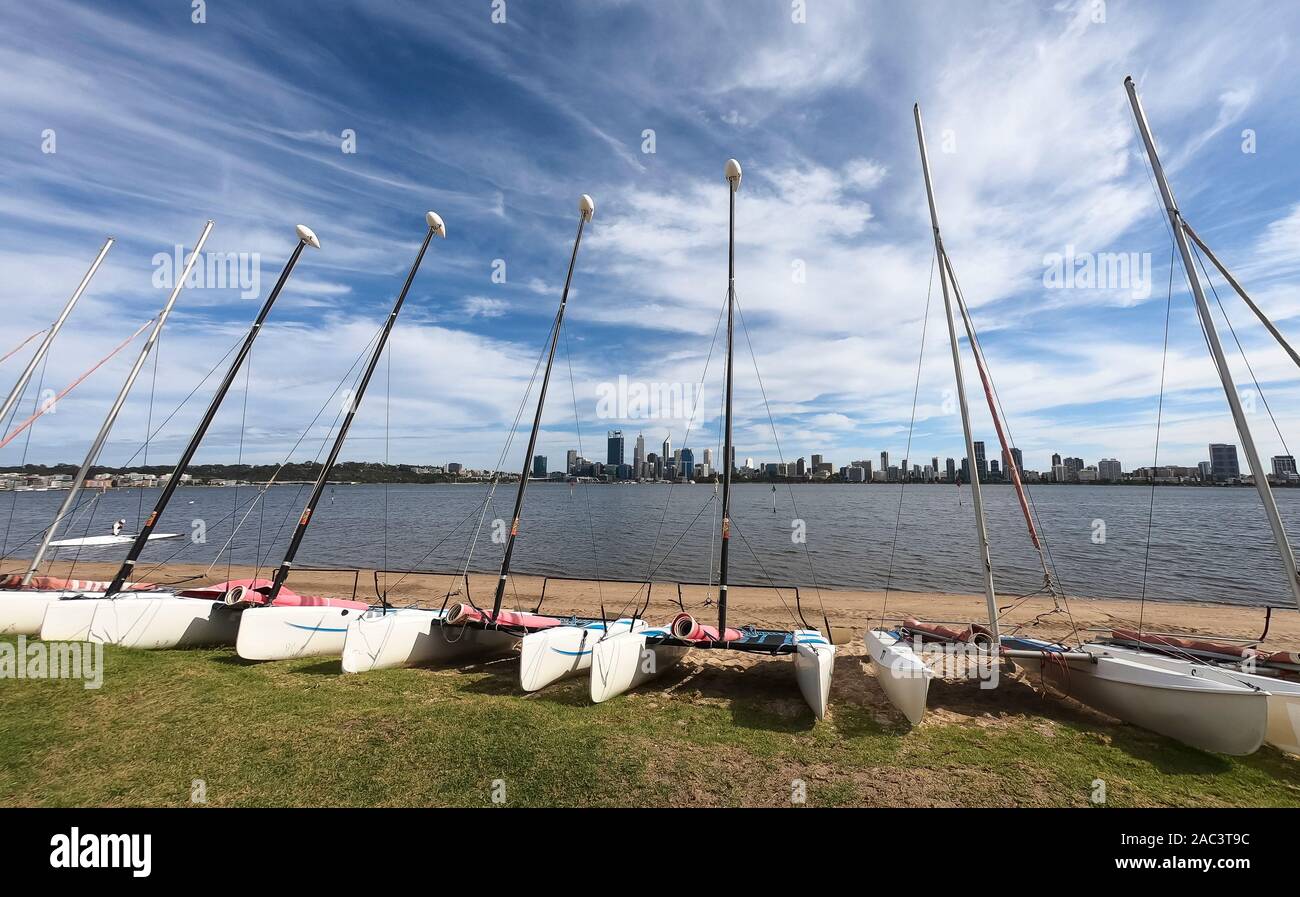 Piccole barche a vela sulla riva a Sir James Mitchell Park in Perth Western Australia Foto Stock