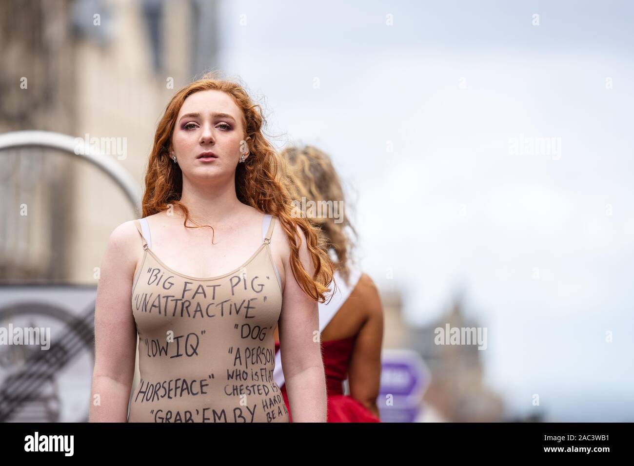 Edimburgo, Scozia, Regno Unito. Il 18 agosto, 2019. Un esecutore sul Royal Mile promuovendo la mostra la bellezza è il dolore al paradiso nel Vault sede 29 durante Foto Stock
