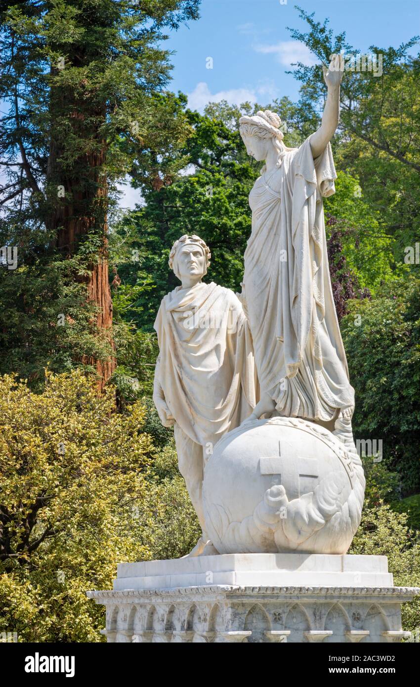 BELAGGIO, Italia - 10 Maggio 2015: la statua di Dante e Beatrice nei giardini di Villa Melzi da Giovanni Battista Comolli (Febbraio 1775 - 1831). Foto Stock