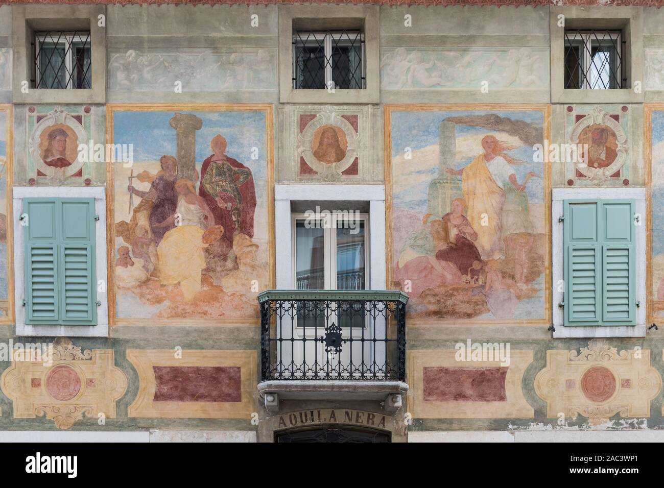 Ciasa dei Pupe edificio storico con affreschi di Luigi e Giuseppe Ghedina - Cortina d’Ampezzo, Veneto, Italia Foto Stock