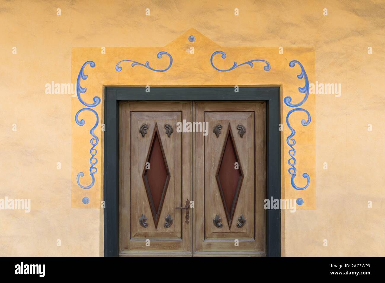 Dettagli architettonici, porta e la facciata decorata con pittura - Cortina d'Ampezzo, Italia Foto Stock