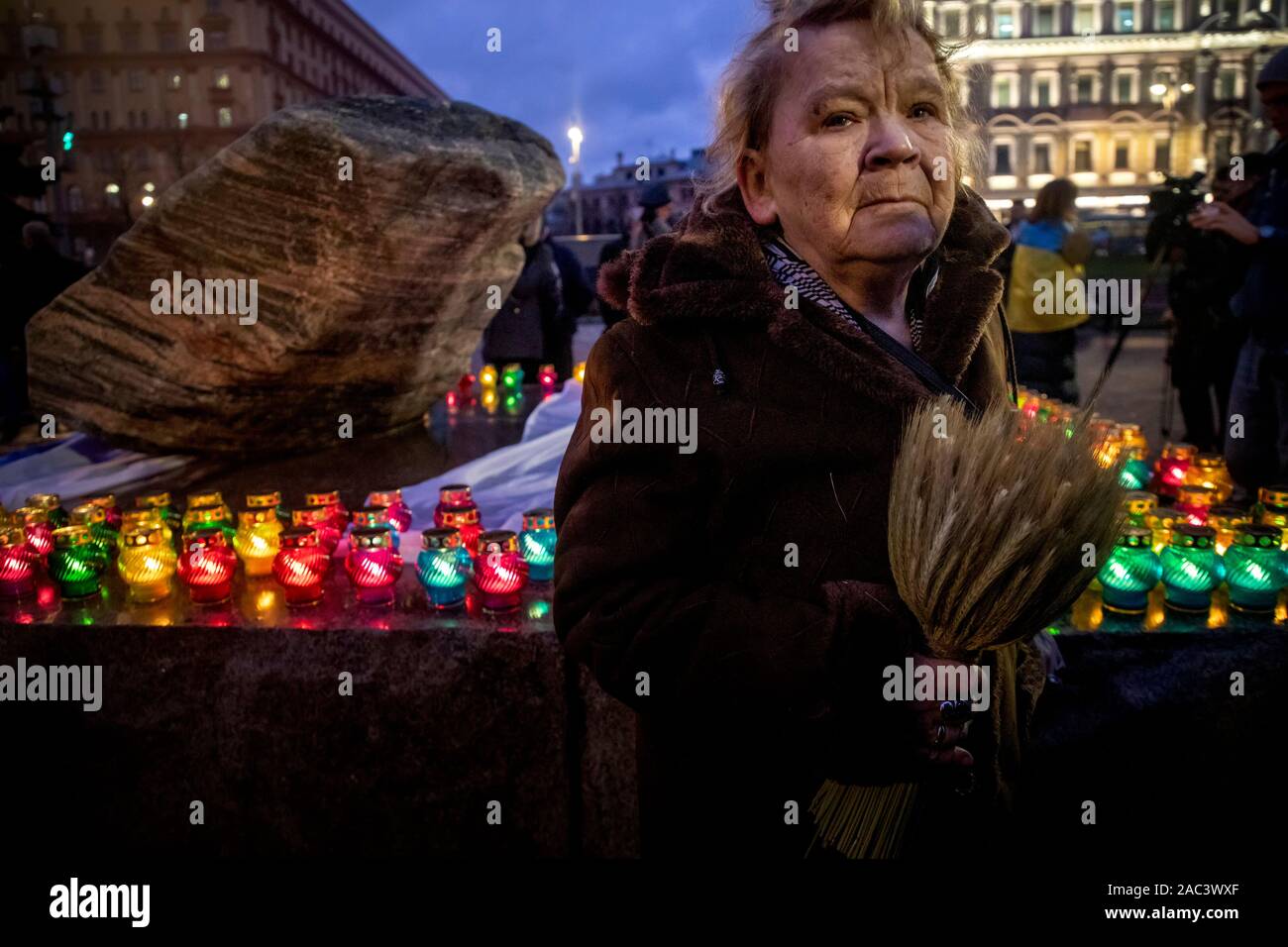 Mosca, Russia. 30 Novembre, 2019 l'azione in memoria delle vittime del Holodomor tenutosi presso la pietra di Solovetsky nel centro della città di Mosca, Russia. Il Holodomor Venne una carestia artificiale provocato dalle autorità sovietiche, guidato dal dittatore Joseph Stalin. Il risultato fu la morte di più di sette milioni di popolo sovietico. Foto Stock