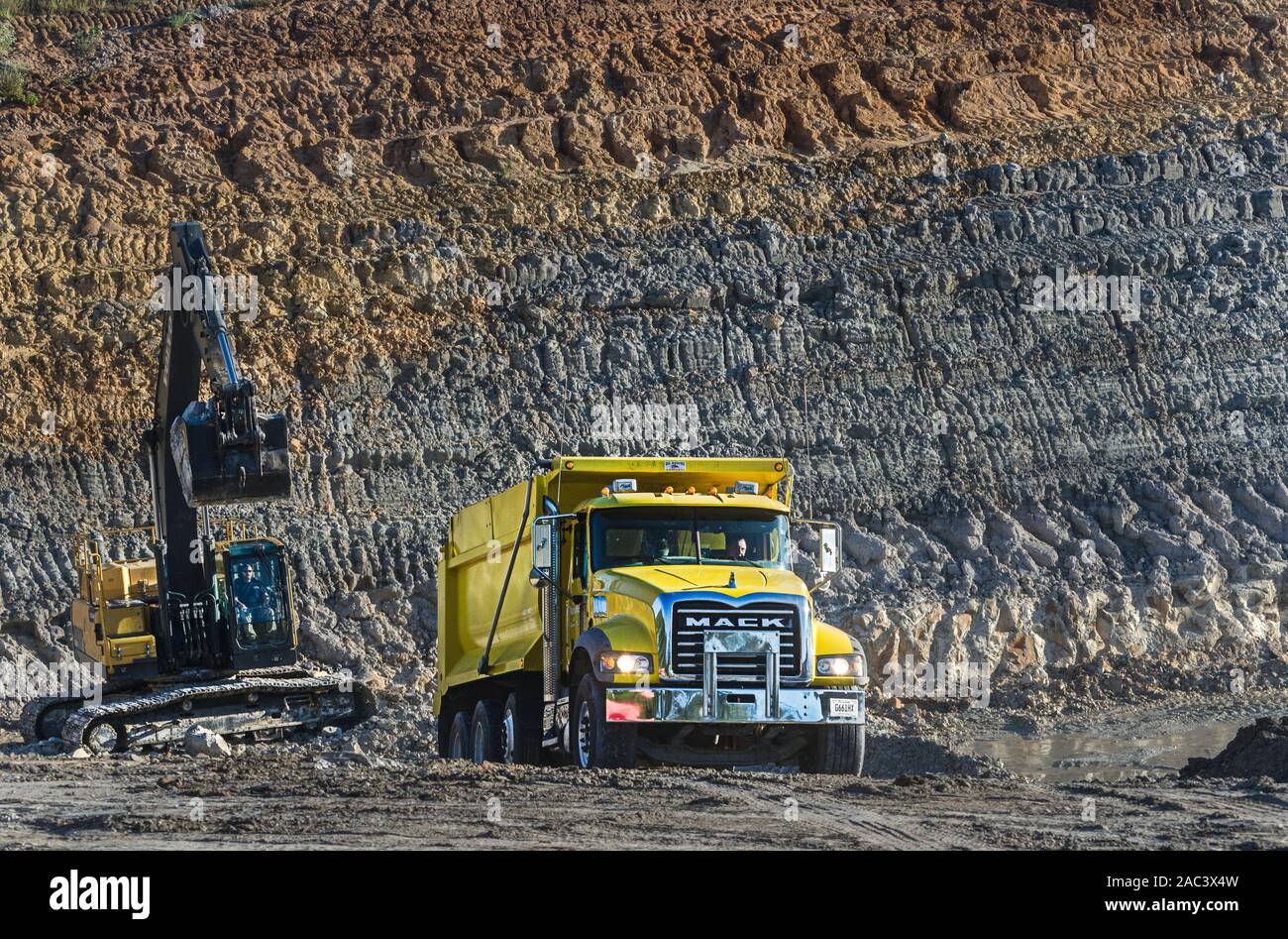 Un dipendente con KR carichi di camion di argilla di caolino in un 2015 Mack granito autocarro con cassone ribaltabile, Sett. 20, 2016 in Huntingdon, Tennessee. Foto Stock