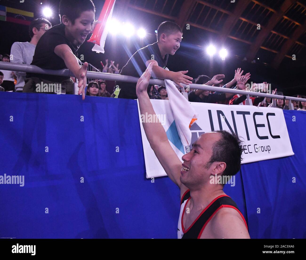 Tokyo, Giappone. 30 Novembre, 2019. Il Giappone sincronizzato squadra maleTrampoline Katsufumi Tasaki dopo aver vinto il primo posto al Olympic Gymnastics Center di Ariake Giappone durante il XXXIV FIG Trampoline Gymnastics World Championships Sabato 30 Novembre, 2019. Foto di: Ramiro Agustin Vargas Tabares Credito: Ramiro Agustin Vargas Tabares/ZUMA filo/Alamy Live News Foto Stock