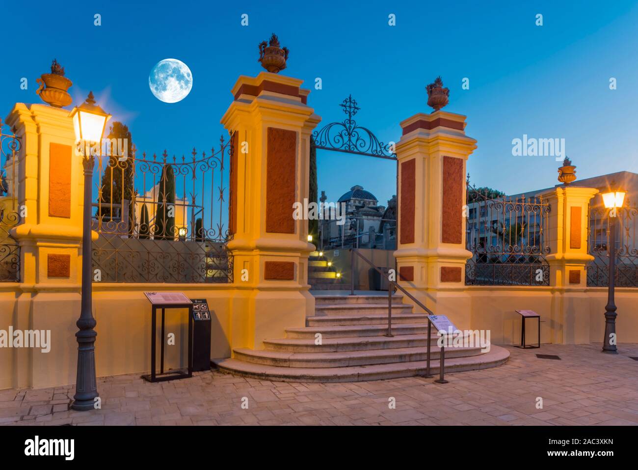 Cancello di ingresso del cimitero modernista (©Puig i Cadafalch 1902) LLORET DE MAR COSTA BRAVA GIRONA Catalogna SPAGNA Foto Stock