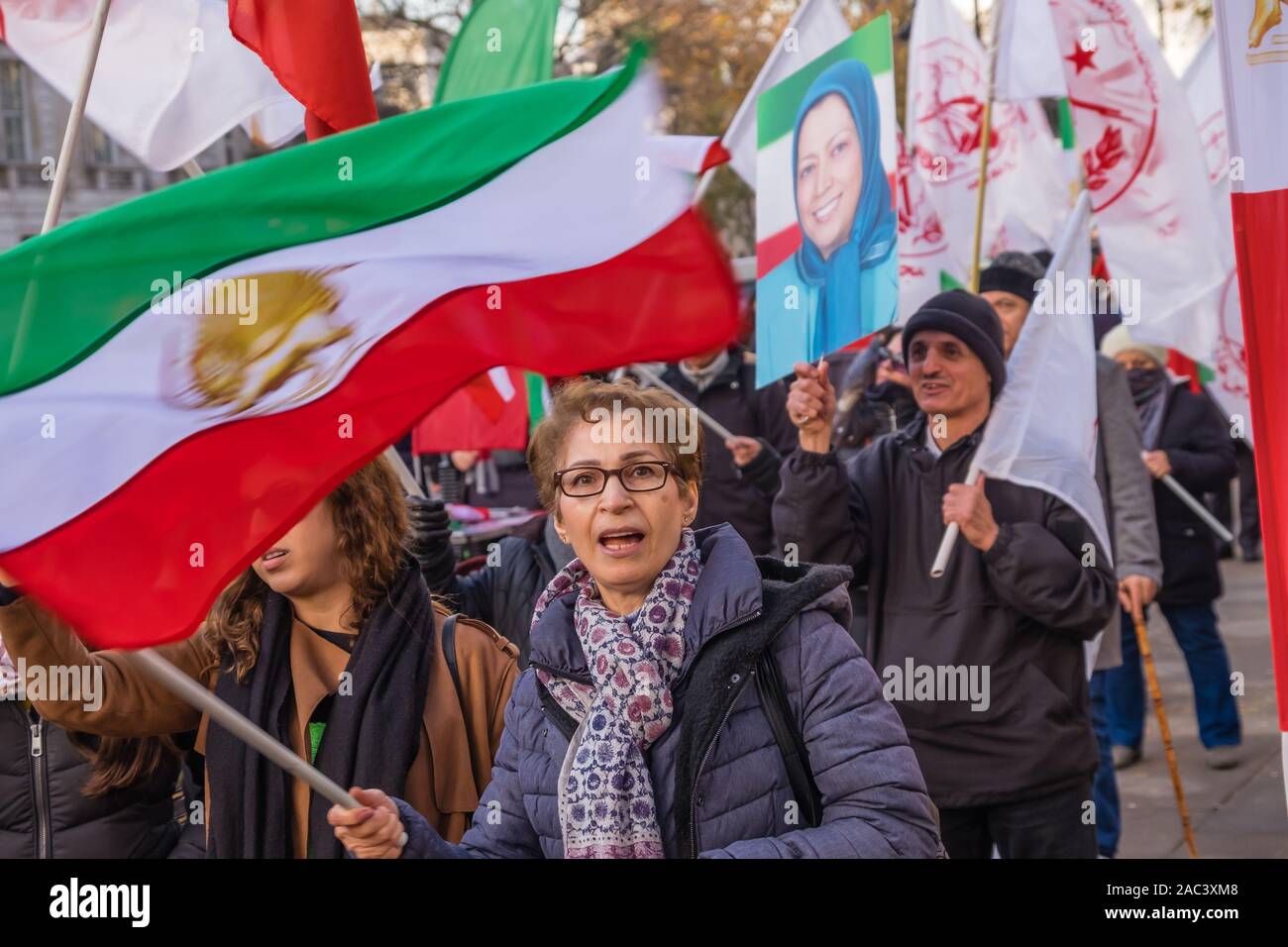 Londra, Regno Unito. 30 Novembre, 2019. Anglo-Iranian europee nel Regno Unito e sostenitori dei mujaheddin del popolo dell'Iran del consiglio nazionale della resistenza iraniana al rally di Downing St a sostegno delle proteste in Iran contro il regime clericale. Oltre 450 manifestanti sono stati uccisi nella repressione brutale dell'Iran proteste da parte delle forze di sicurezza, con 4000 feriti e migliaia arrestati. Ci sono stati i discorsi e le canzoni e un teatro di strada re-eneactment delle uccisioni e ma un tentativo di consegnare una lettera al Primo ministro è stato negato il permesso di ingresso. Credito: Peter Marshall / Alamy Live News Foto Stock