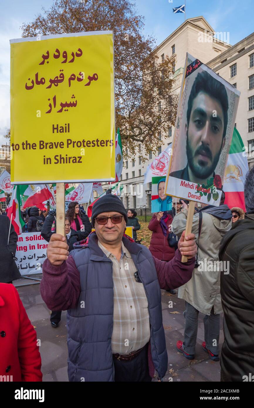 Londra, Regno Unito. 30 Novembre, 2019. Anglo-Iranian europee nel Regno Unito e sostenitori dei mujaheddin del popolo dell'Iran del consiglio nazionale della resistenza iraniana al rally di Downing St a sostegno delle proteste in Iran contro il regime clericale. Oltre 450 manifestanti sono stati uccisi nella repressione brutale dell'Iran proteste da parte delle forze di sicurezza, con 4000 feriti e migliaia arrestati. Ci sono stati i discorsi e le canzoni e un teatro di strada re-eneactment delle uccisioni e ma un tentativo di consegnare una lettera al Primo ministro è stato negato il permesso di ingresso. Credito: Peter Marshall / Alamy Live News Foto Stock