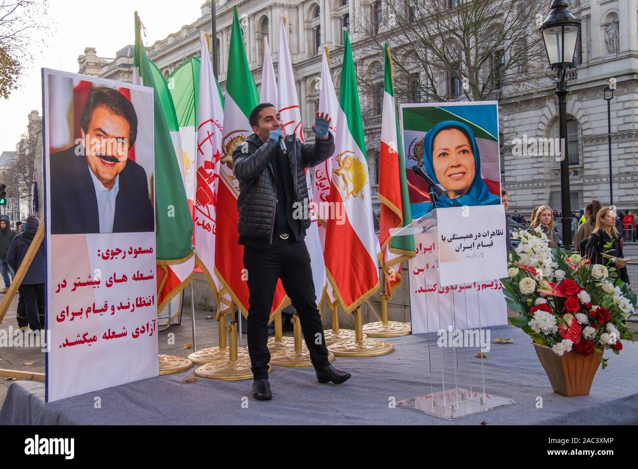 Londra, Regno Unito. 30 Novembre, 2019. Un uomo che canta al rally da Anglo-Iranian europee nel Regno Unito e sostenitori dei mujaheddin del popolo dell'Iran del consiglio nazionale della resistenza iraniana a Downing St a sostegno delle proteste in Iran contro il regime clericale chiamando per l'azione internazionale. Oltre 450 manifestanti sono stati uccisi nella repressione brutale dell'Iran proteste da parte delle forze di sicurezza, con 4000 feriti e migliaia arrestati. Credito: Peter Marshall / Alamy Live News Foto Stock