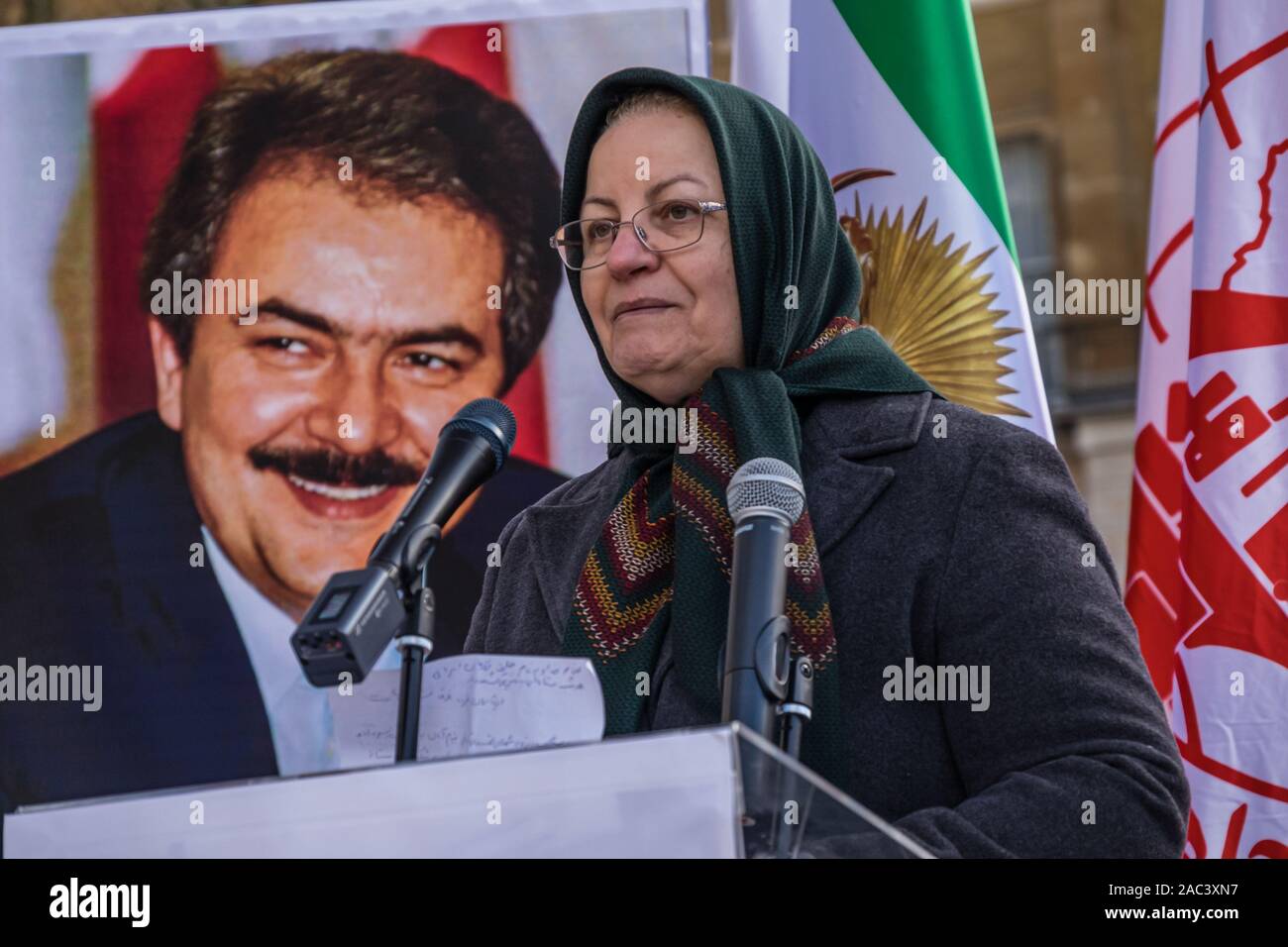 Londra, Regno Unito. 30 Novembre, 2019. Una donna parla al rally da Anglo-Iranian europee nel Regno Unito e sostenitori dei mujaheddin del popolo dell'Iran del consiglio nazionale della resistenza iraniana a Downing St a sostegno delle proteste in Iran contro il regime clericale chiamando per un intervento internazionale. Oltre 450 manifestanti sono stati uccisi nella repressione brutale dell'Iran proteste da parte delle forze di sicurezza, con 4000 feriti e migliaia arrestati. Un tentativo di consegnare una lettera al Primo ministro è stato negato il permesso di ingresso. Credito: Peter Marshall / Alamy Live News Foto Stock