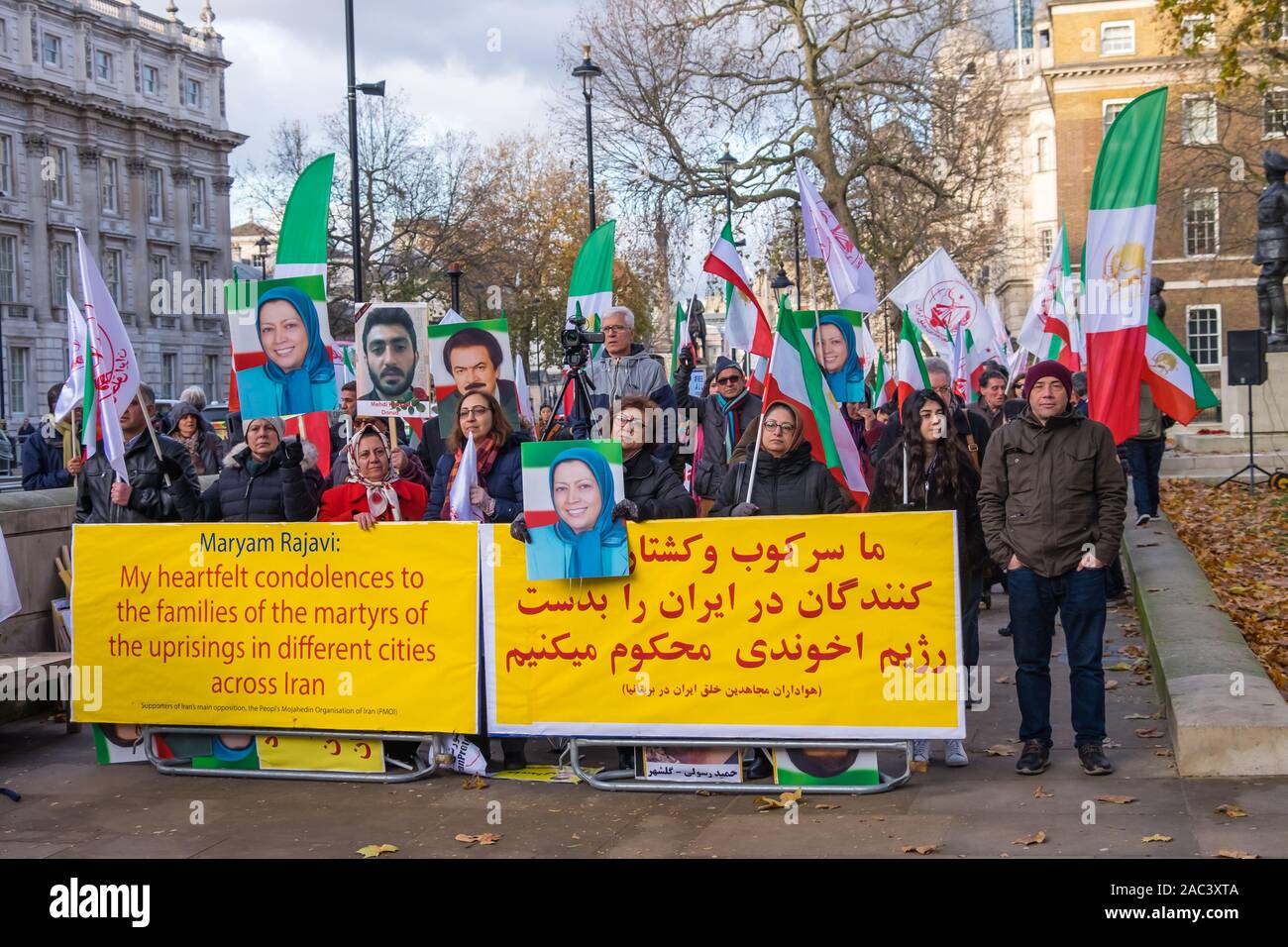 Londra, Regno Unito. 30 Novembre, 2019. Anglo-Iranian europee nel Regno Unito e sostenitori dei mujaheddin del popolo dell'Iran del consiglio nazionale della resistenza iraniana al rally di Downing St a sostegno delle proteste in Iran contro il regime clericale. Oltre 450 manifestanti sono stati uccisi nella repressione brutale dell'Iran proteste da parte delle forze di sicurezza, con 4000 feriti e migliaia arrestati. Ci sono stati i discorsi e le canzoni e un teatro di strada re-eneactment delle uccisioni e ma un tentativo di consegnare una lettera al Primo ministro è stato negato il permesso di ingresso. Credito: Peter Marshall / Alamy Live News Foto Stock