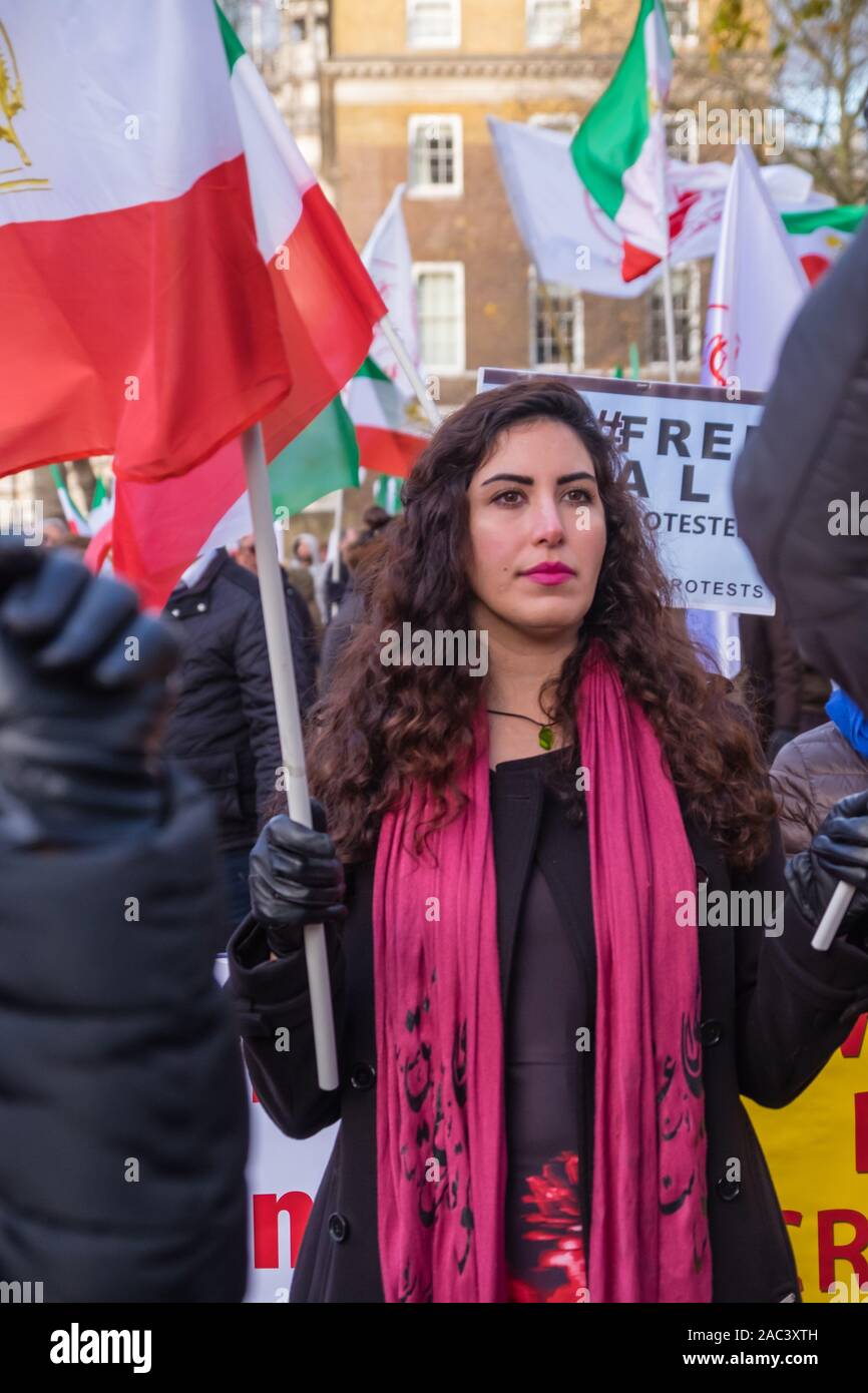 Londra, Regno Unito. 30 Novembre, 2019. Anglo-Iranian europee nel Regno Unito e sostenitori dei mujaheddin del popolo dell'Iran del consiglio nazionale della resistenza iraniana al rally di Downing St a sostegno delle proteste in Iran contro il regime clericale. Oltre 450 manifestanti sono stati uccisi nella repressione brutale dell'Iran proteste da parte delle forze di sicurezza, con 4000 feriti e migliaia arrestati. Ci sono stati i discorsi e le canzoni e un teatro di strada re-eneactment delle uccisioni e ma un tentativo di consegnare una lettera al Primo ministro è stato negato il permesso di ingresso. Credito: Peter Marshall / Alamy Live News Foto Stock