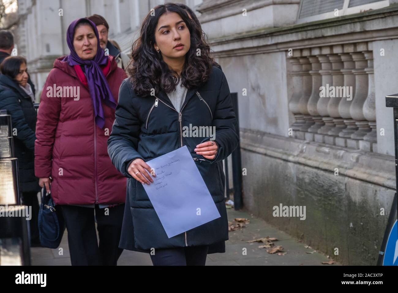 Londra, Regno Unito. 30 Novembre, 2019. Una delegazione tenta di prendere una lettera al Primo Ministro dal rally da Anglo-Iranian europee nel Regno Unito e sostenitori dei mujaheddin del popolo dell'Iran del consiglio nazionale della resistenza iraniana a Downing St a sostegno delle proteste in Iran contro il regime clericale. Oltre 450 manifestanti sono stati uccisi nella repressione brutale dell'Iran proteste da parte delle forze di sicurezza, con 4000 feriti e migliaia arrestati. La delegazione è stata rifiutata l'entrata a Downing St. Credito: Peter Marshall / Alamy Live News Foto Stock