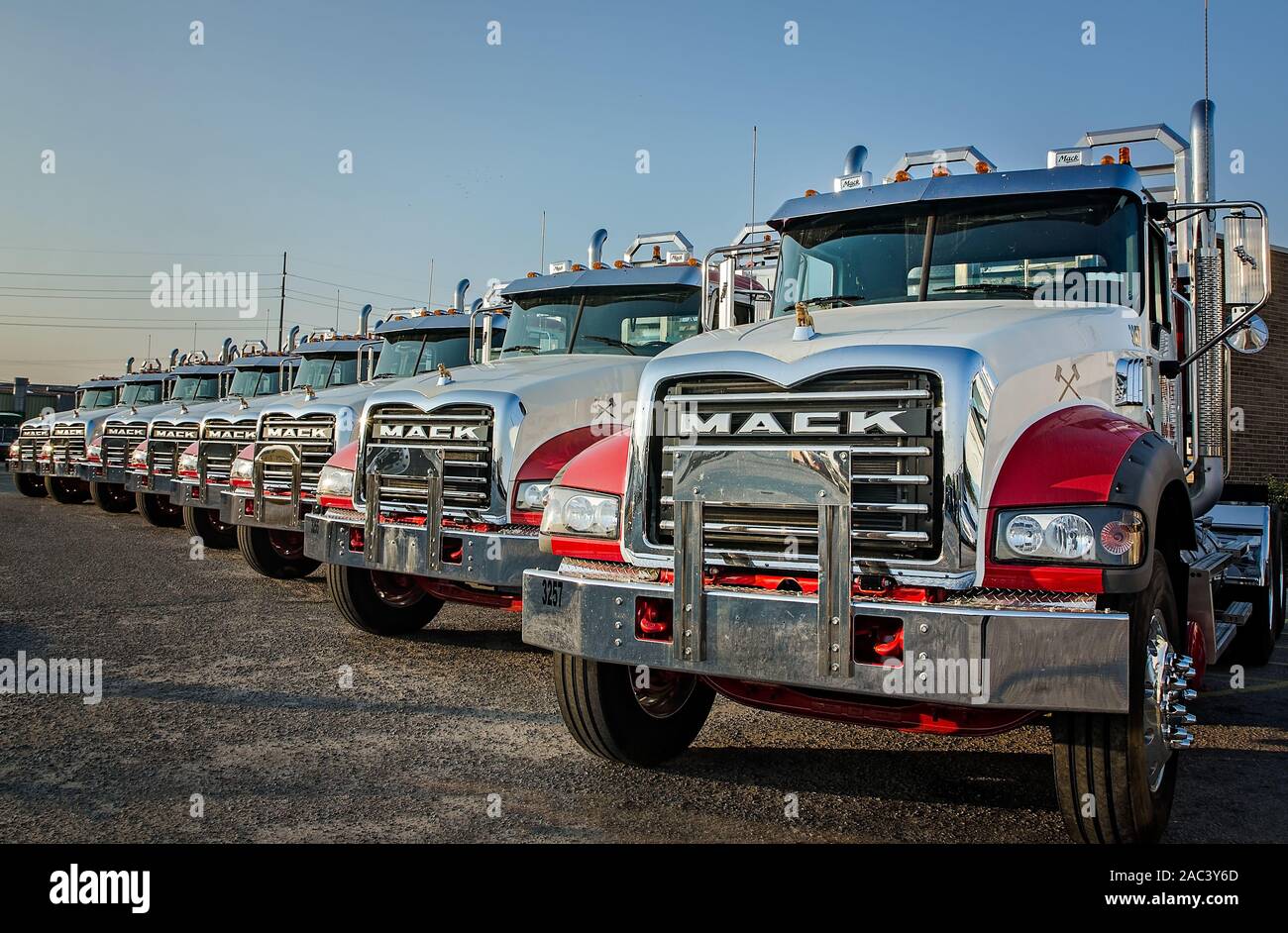 Mack trattori di granito di sedersi di fronte Shealy's Truck Center, in attesa di consegna a Tracy di logging, nov. 16, 2016 a Columbia nella Carolina del Sud. Foto Stock