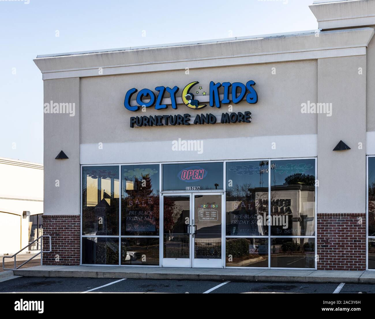 PINEVILLE, NC, Stati Uniti d'America-24 NOV 2019: una vetrina di vendita al dettaglio di accoglienti mobili per bambini e più mobili per bambini business. Foto Stock