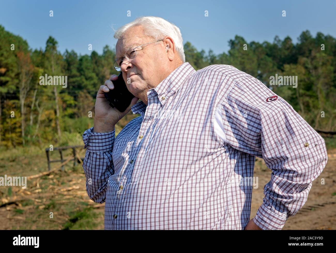 Tracy Gunter Jr., proprietario di Tracy di logging, risponde a una chiamata in un sito di lavoro, nov. 16, 2016 in Steadham, Carolina del Sud. Foto Stock
