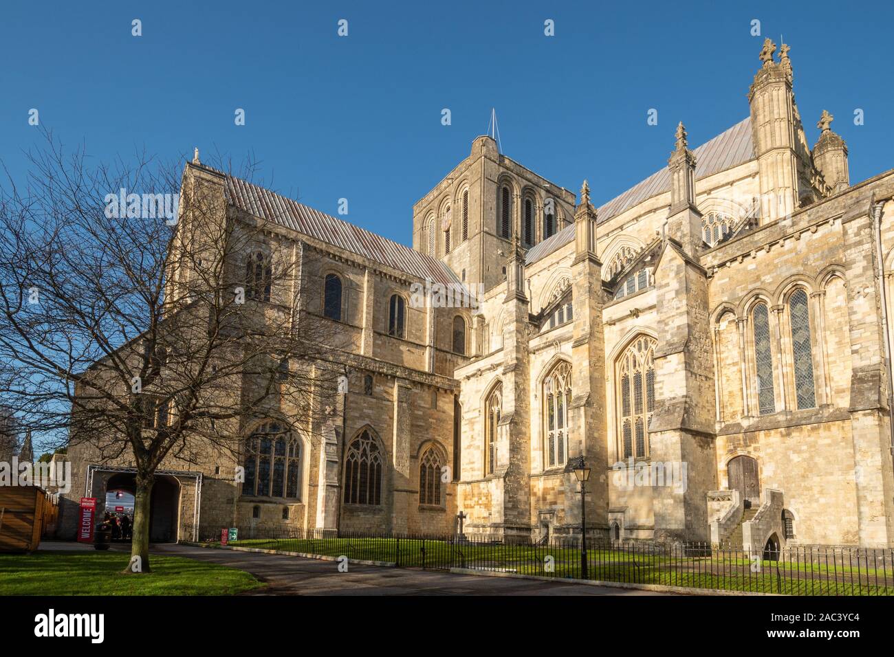 La Cattedrale di Winchester durante l'inverno, Hampshire, Inghilterra, Regno Unito Foto Stock