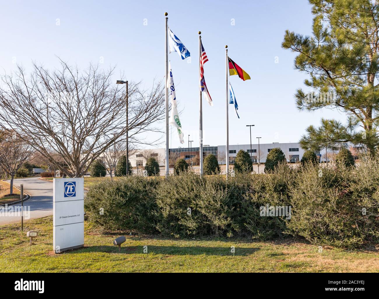 NEWTON, NC, Stati Uniti d'America-24 NOV 2019: edificio di produzione e un cartello stradale per ZF componenti del telaio, LLC. Foto Stock