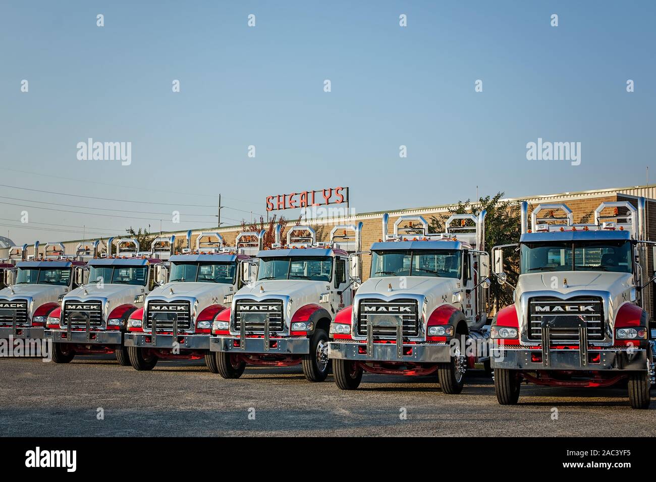Mack trattori di granito di sedersi di fronte Shealy's Truck Center, in attesa di consegna a Tracy di logging, nov. 16, 2016 a Columbia nella Carolina del Sud. Foto Stock