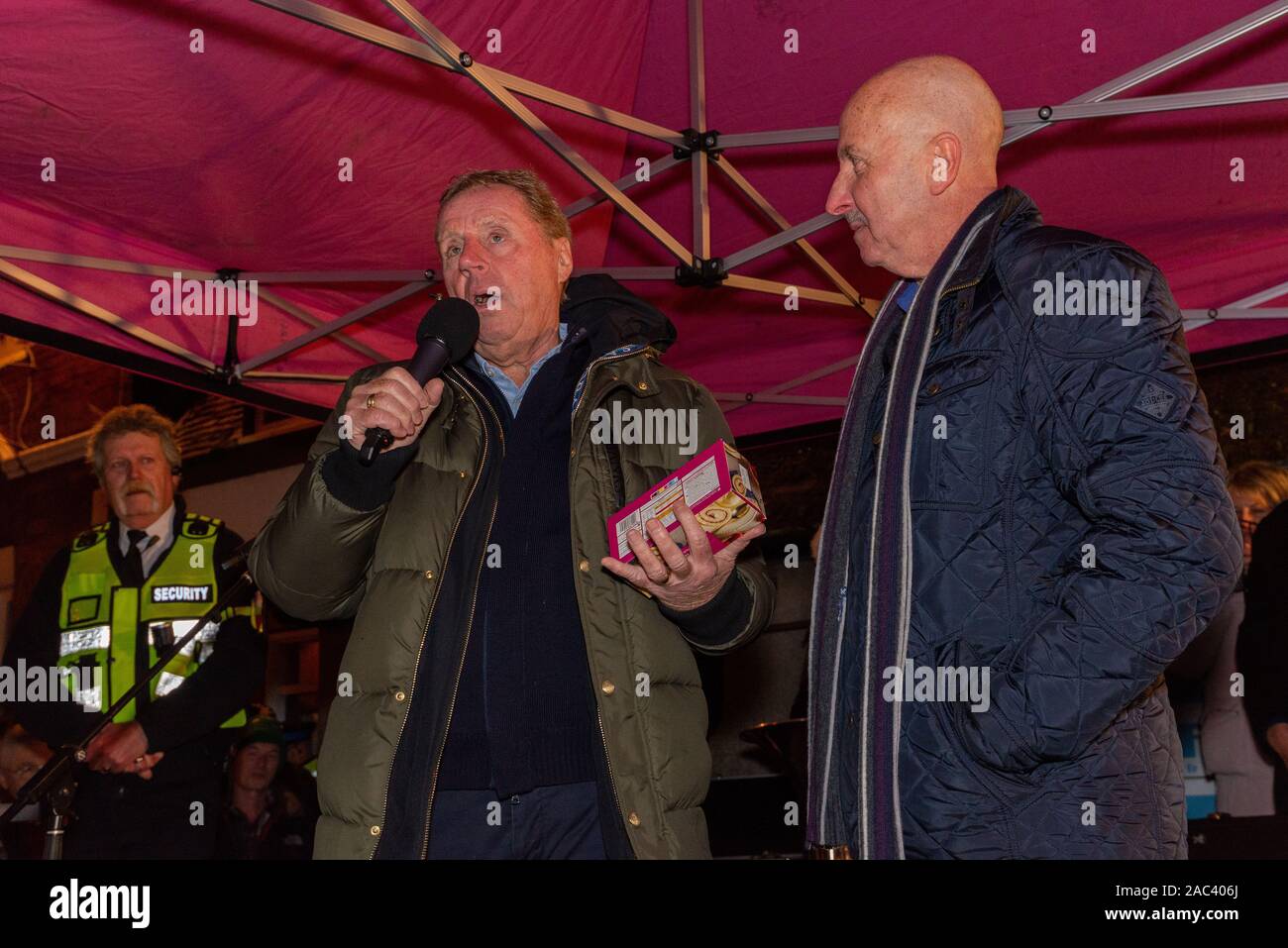 Harry Redknapp, Fordingbridge, New Forest, Hampshire, Inghilterra, REGNO UNITO. 30th Novembre 2019. Le luci di Natale della città sono accese da King of the Jungle, ex allenatore di calcio e celebrità locali. La folla si affollerà su High Street per ascoltare gli aneddoti di MR Redknapp sulla città, prima di vederlo lanciare l'interruttore per iniziare ufficialmente il periodo festivo. Foto Stock