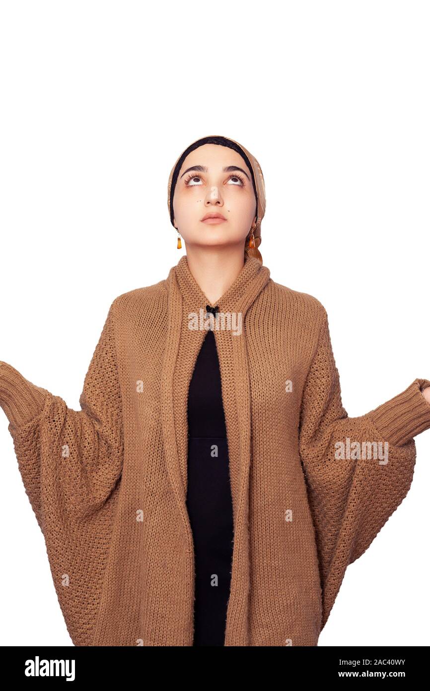 Elegante donna musulmana in riscaldamento cardigan lavorato a maglia con  velo islamico. Ritratto di un simpatico medio-orientale nel modello di  riscaldamento e comfort di vestiti. Magazzino p Foto stock - Alamy