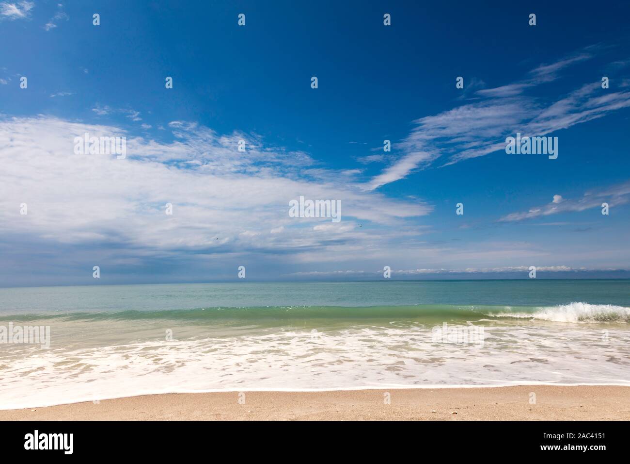 Spiaggia, Acqua, cielo blu e nuvole, Sanibal Isola, Florida, Stati Uniti d'America Foto Stock