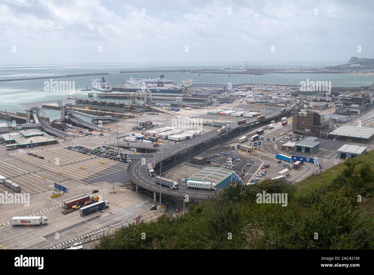 DOVER, KENT, ENGLAD, Regno Unito - agosto 3,2017: una vista generale mostra il porto di Dover Foto Stock