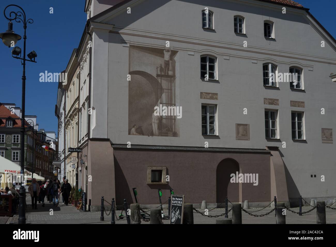 Tenement House di Wojciech Wielądka (Jan Gidelski), affresco che commemora la ricostruzione della Città Vecchia da Bohdan Urbanowicz, Varsavia, Polonia Foto Stock