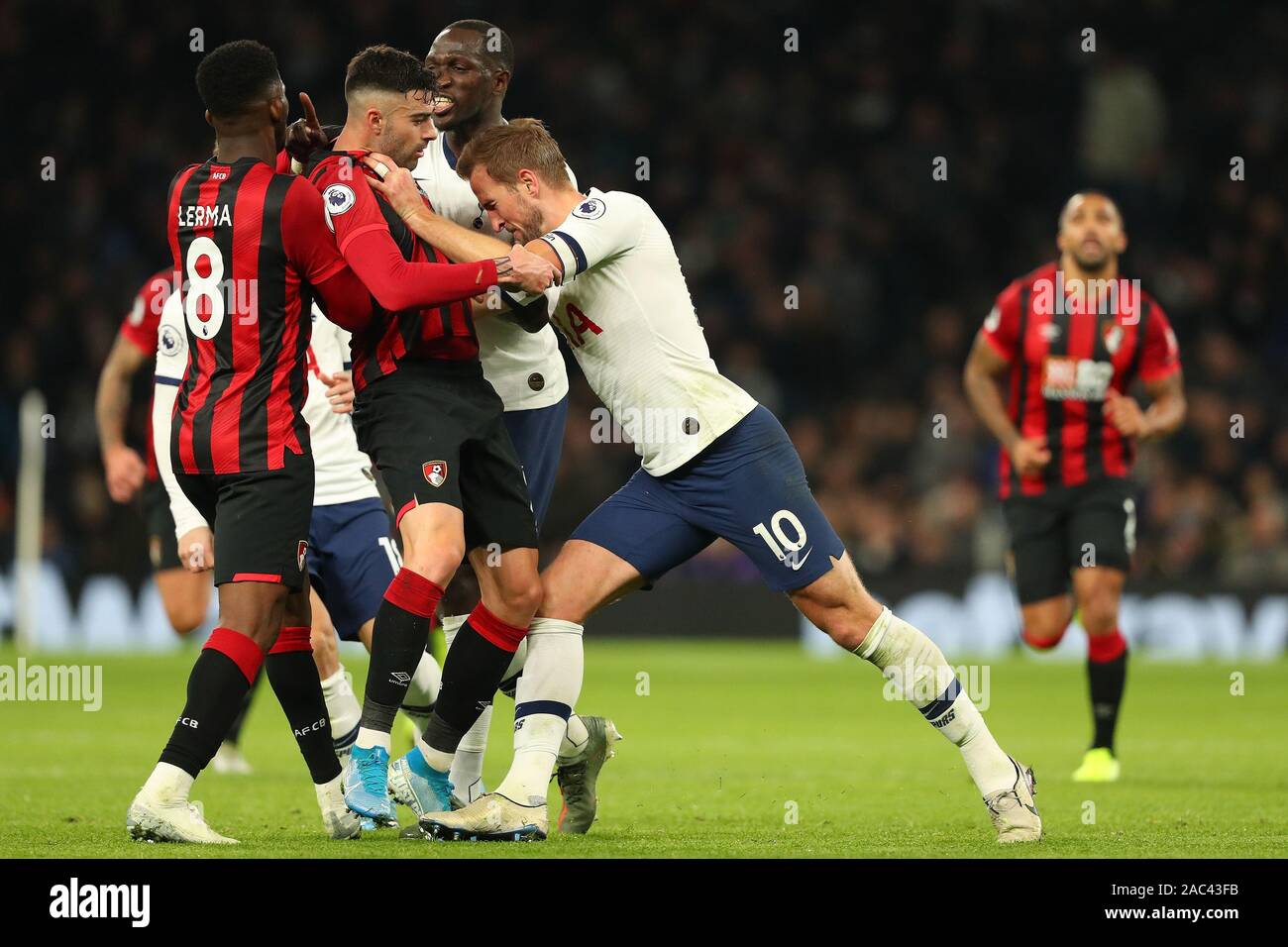 Londra, Regno Unito. 30 Novembre, 2019. Bournemouth's centrocampista Jefferson Lerma e Tottenham di avanti Harry Kane coinvolto in un alterco durante l'incontro della Barclays Premier League match tra Tottenham Hotspur e Bournemouth al Tottenham Hotspur Stadium, Londra, Inghilterra. Il 30 novembre 2019. Credit: Azione Foto Sport/Alamy Live News Foto Stock
