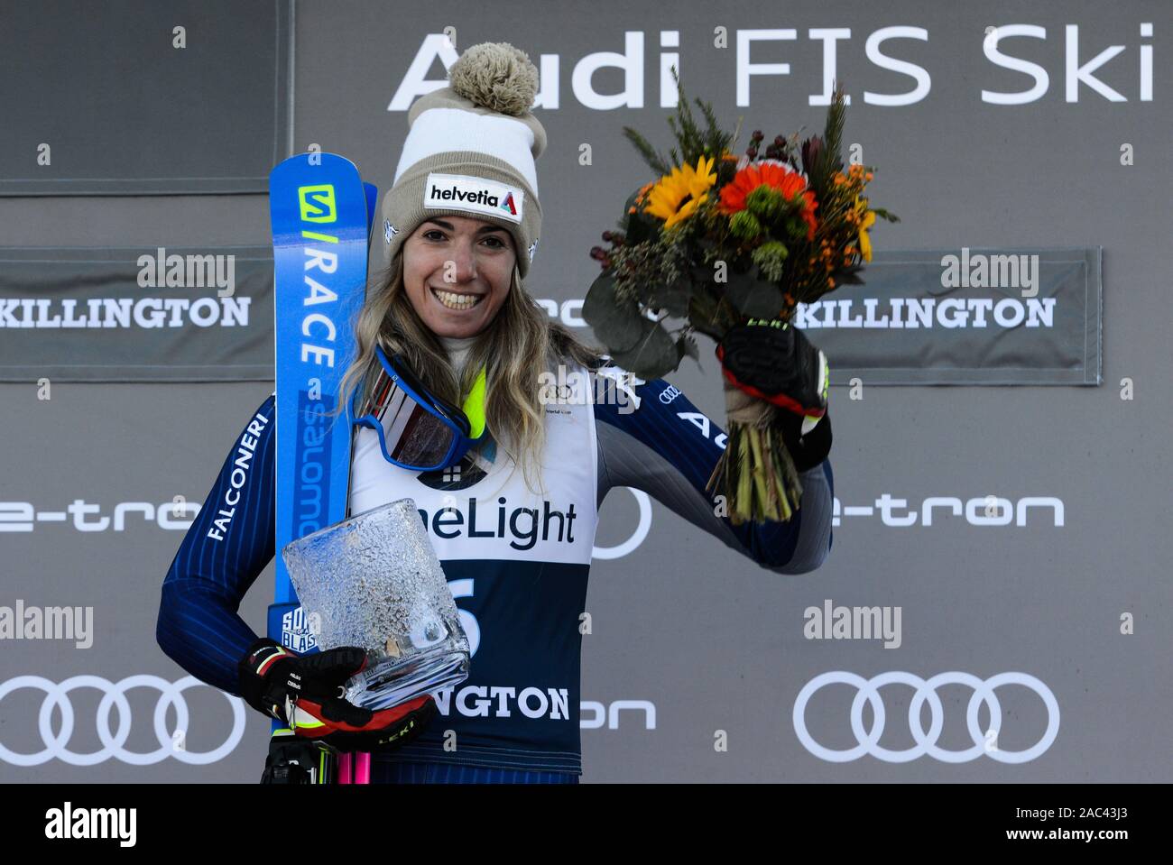 Killington, Vermont, USA. 30 Novembre, 2019. MARTA BASSINO d'Italia sul podio dopo aver vinto la Audi FIS Coppa del Mondo di Sci Alpino Femminile Slalom Gigante in Killington Vermont. Credito: Christopher Prelievo/ZUMA filo/Alamy Live News Foto Stock