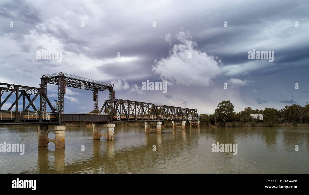 Abbotsford ponte che attraversa il fiume Murray tra Curlwaa, NSW e Yelta, Victoria, Australia. Foto Stock