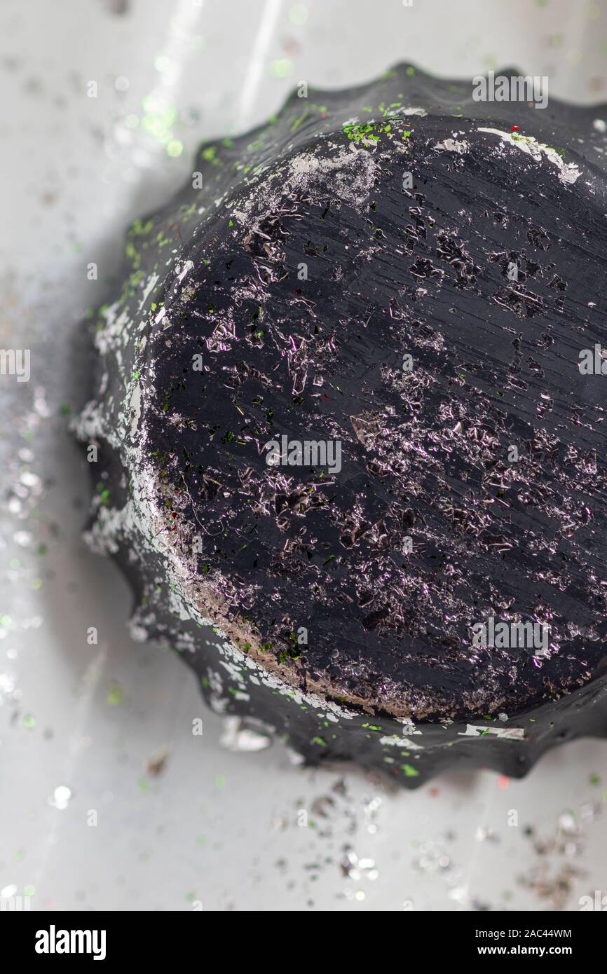 Il vecchio tappo di bottiglia verniciata di nero e peeling con accenti di color verde. Close up. Foto Stock