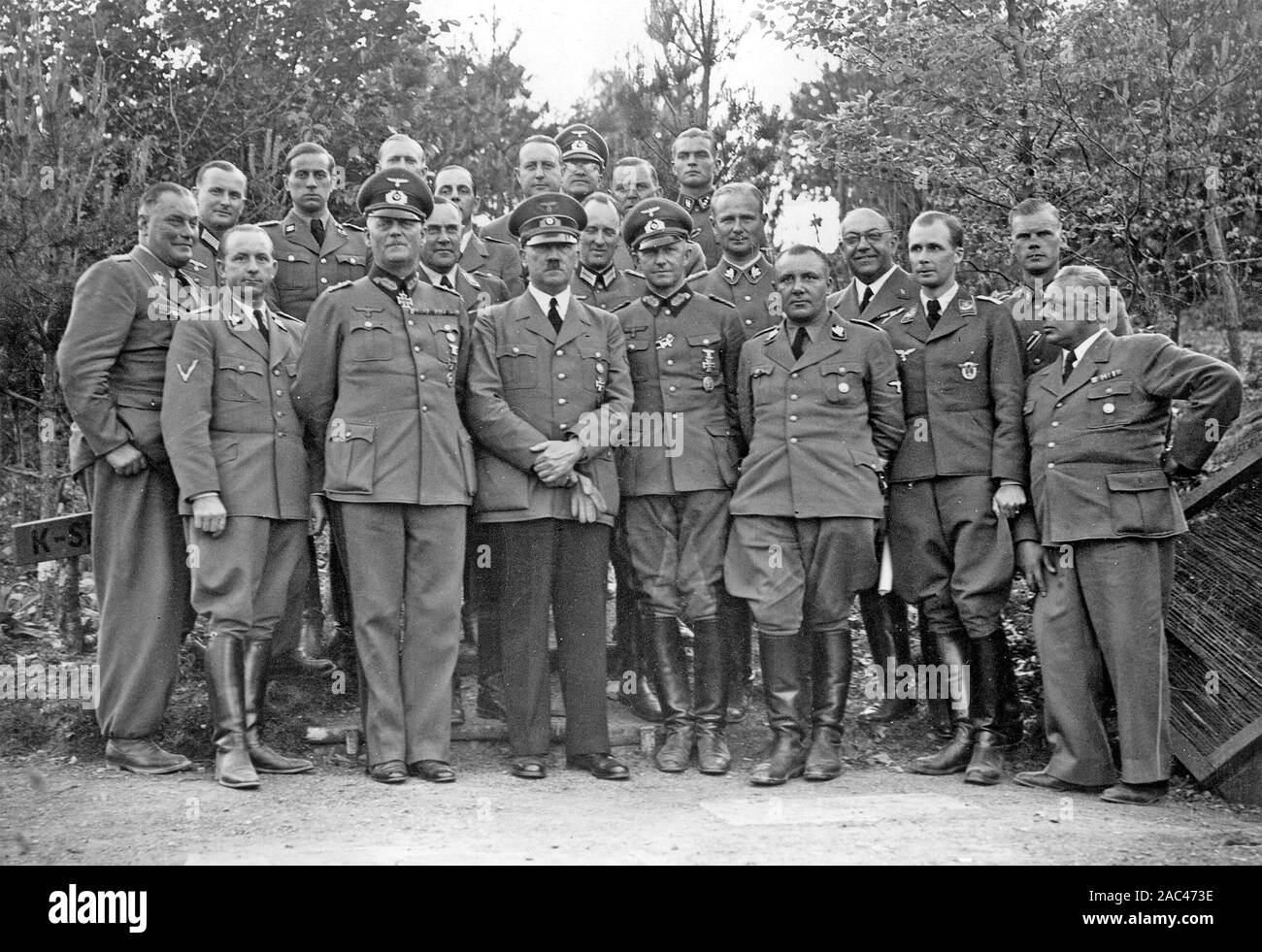 ADOLF HITLER (1889-1945) al suo campo HQ in maggio/giugno 1940 circondato da personale. A destra è il suo fotografo ufficiale Heinrich Hoffmann. Foto Stock