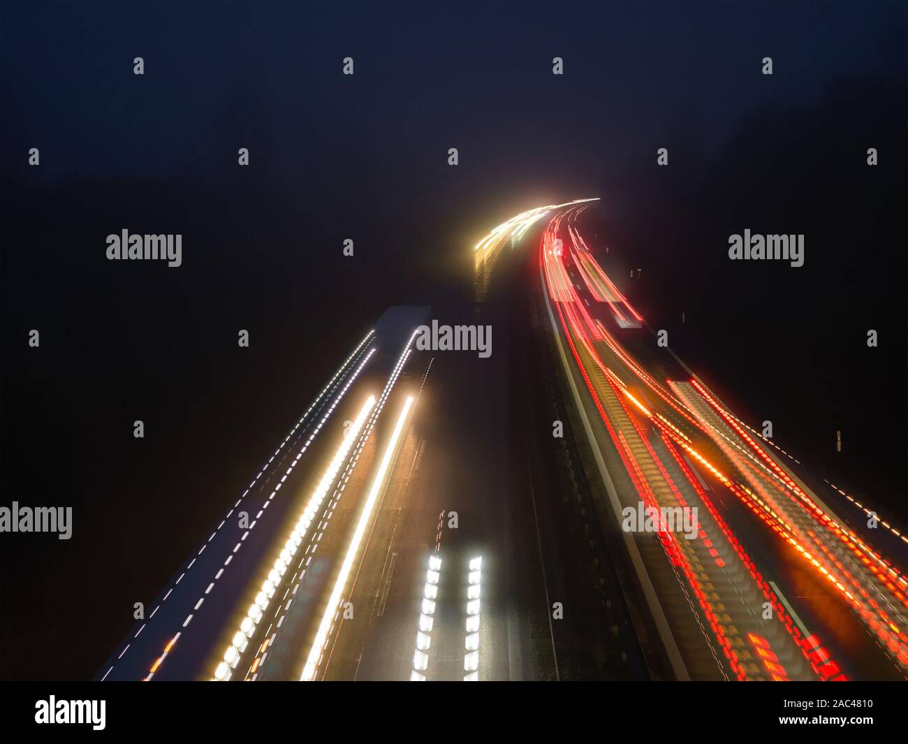 Autostrada di notte con la luce delle strisce di vetture in movimento Foto Stock