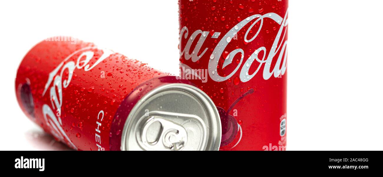 HAMM, Germania, 11.2019: Coca Cola in alluminio può con la condensa isolata su sfondo bianco. Gocce di condensa di scorrere verso il basso la Coca Cola. Foto Stock