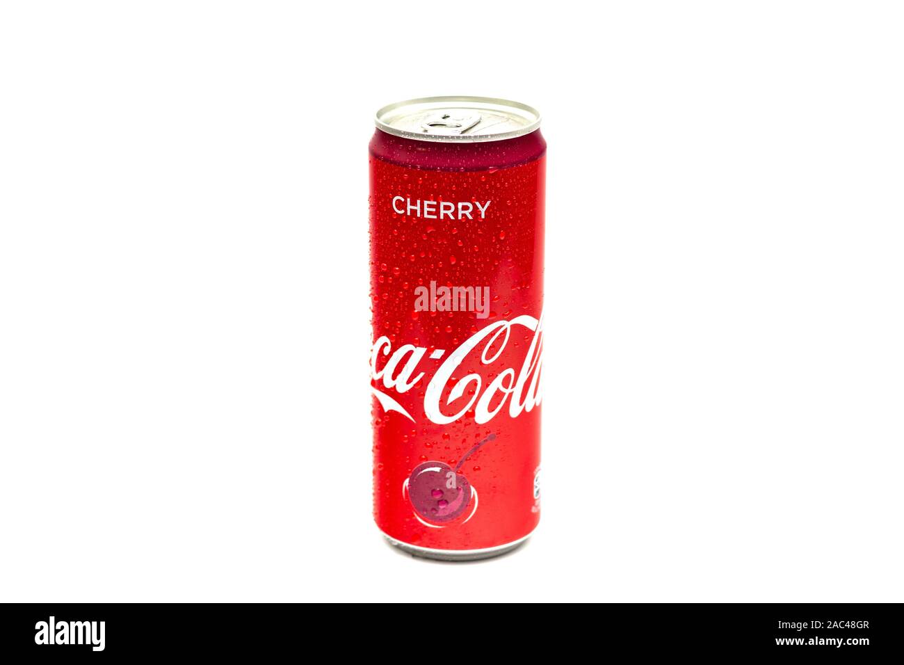 HAMM, Germania, 11.2019: Coca Cola in alluminio può con la condensa isolata su sfondo bianco. Gocce di condensa di scorrere verso il basso la Coca Cola. Foto Stock