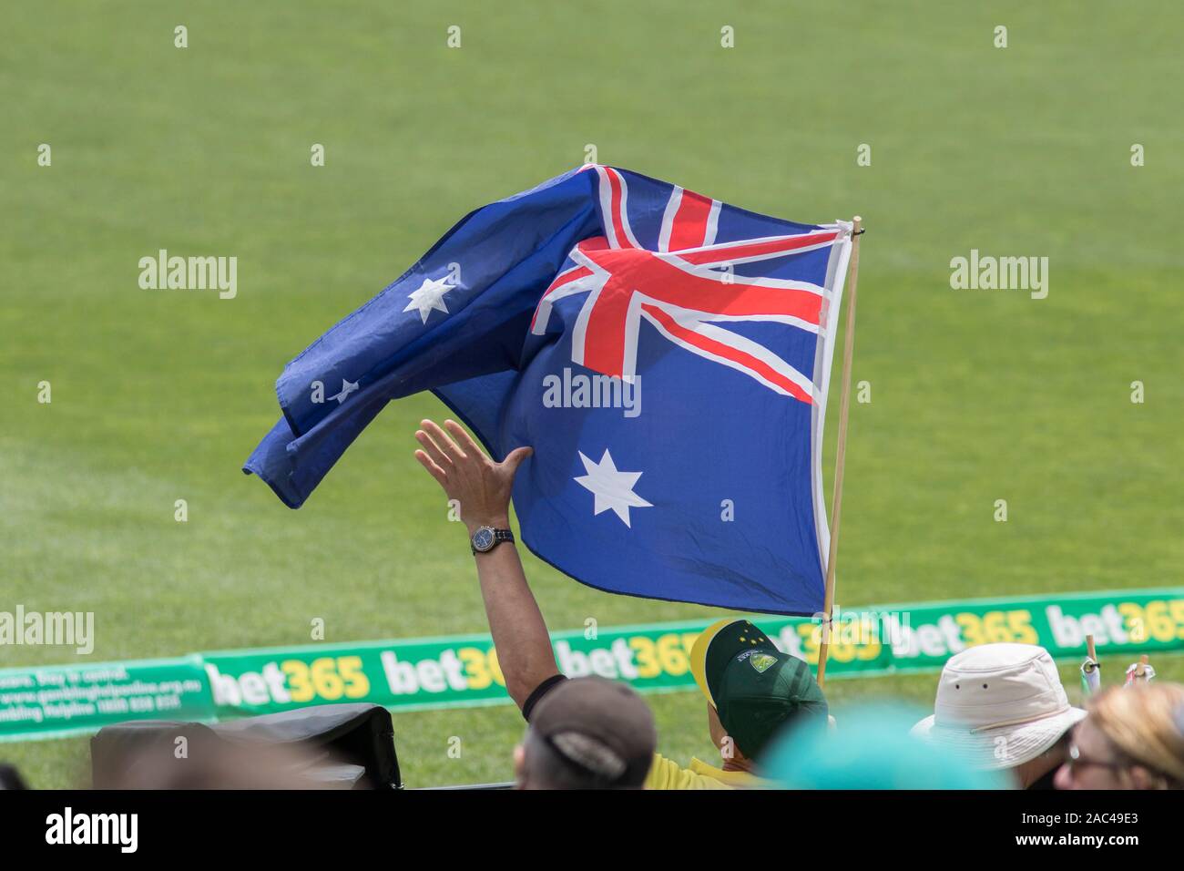 Adelaide, Australia 30 novembre 2019. Tifosi di cricket al giorno 2 della seconda giornata di dominio test notturno tra l Australia e il Pakistan a Adelaide Oval. Australia conduce 1-0 in 2 serie di match .Credito: amer ghazzal/Alamy Live News Foto Stock