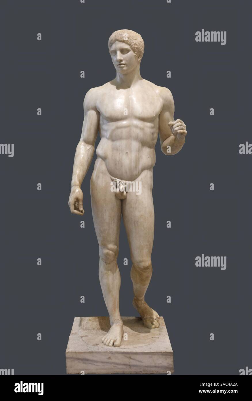 Il Doriforo statua. Marmo romana copia della classica greca contrapposto statua "PERA-Portatore' di Polykleitos. Isolato con tracciato di ritaglio Foto Stock