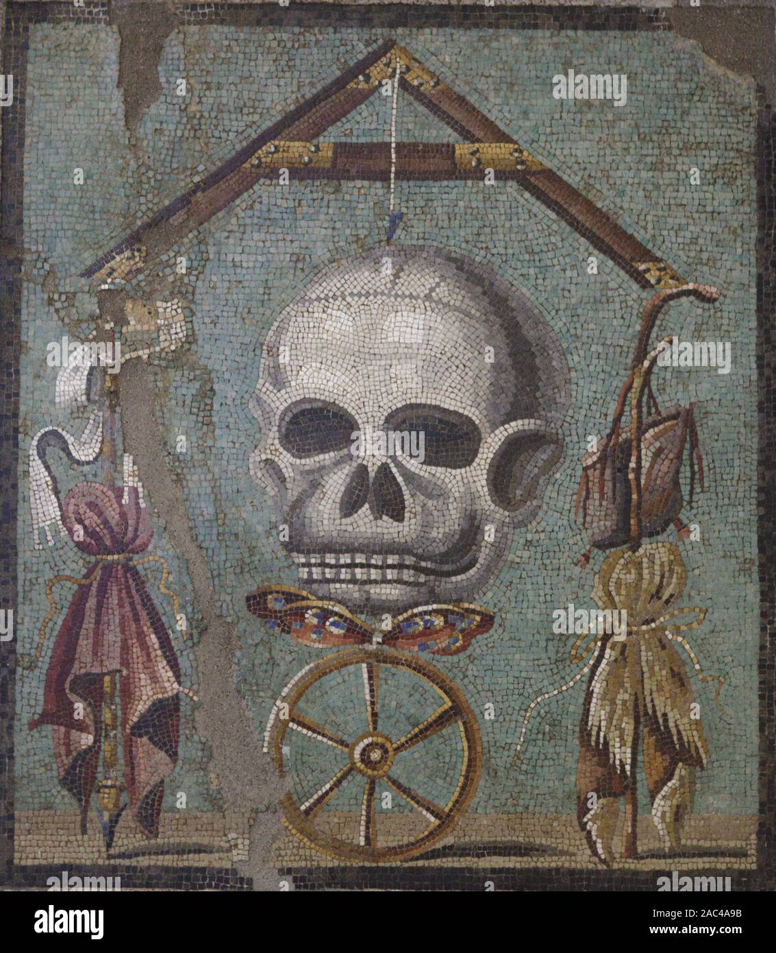 Pompei - Il cranio e la ruota della fortuna (memento mori). Antico mosaico romano. Napoli, Italia Foto Stock