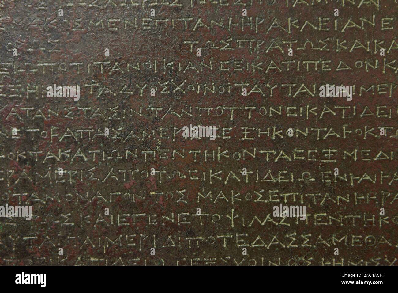 Il Greco antico testo di diritto romano su un bronzo Heraclean compresse da Heraclea Lucania. Italia Foto Stock