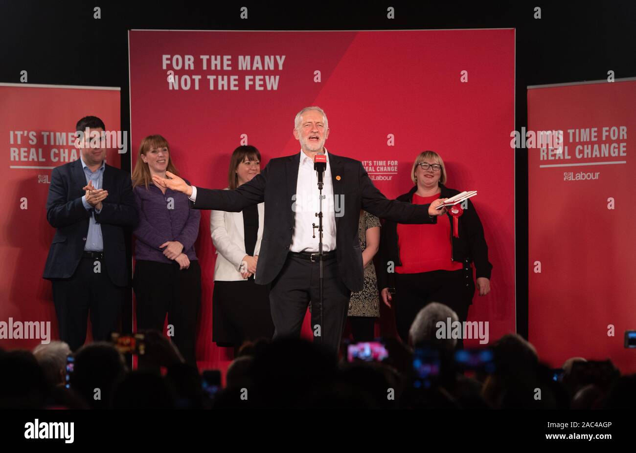 Leader del partito laburista Jeremy Corbyn facendo un discorso a un NHS rally a Leeds Beckett gli Studenti Universitari unione, durante la campagna elettorale del trail. Foto Stock