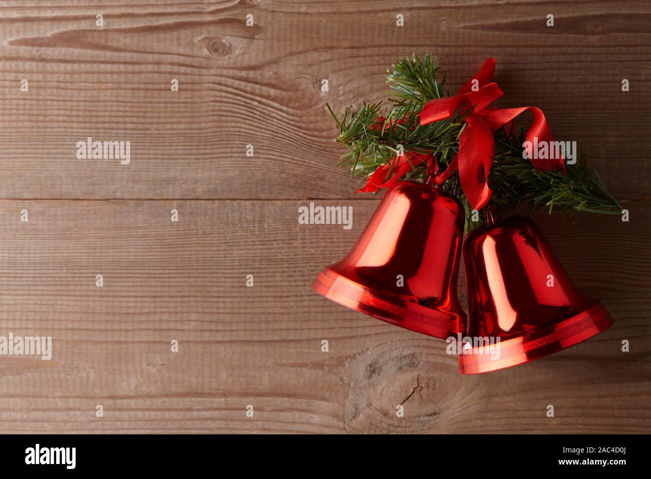 Red Jingle Bells su sfondo di legno, spazio di copia Foto Stock