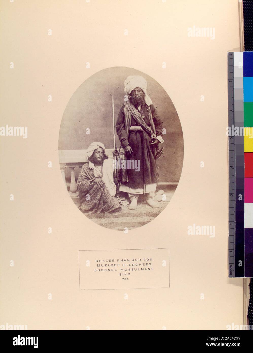 Ghazee Khan e figlio, Muzaree Belochees, Soonnee Mussulmans, Sind casella didascalia stampata sul monte misure 36 x 79 mmGhazee Khan e figlio, Muzaree Belochees, Soonnee Mussulmans, Sind. Foto Stock