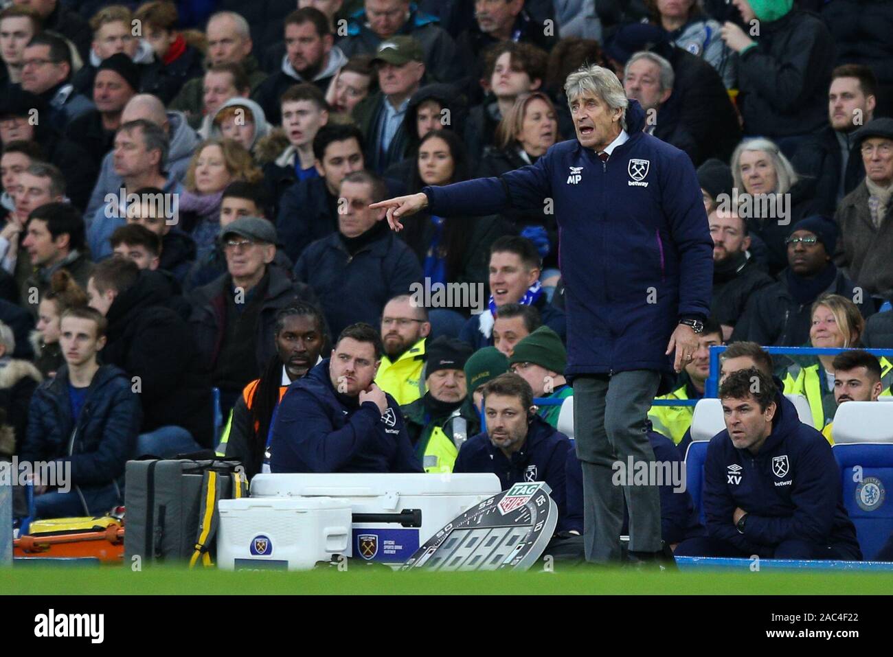 Londra, Inghilterra - novembre 30: West Ham United manager Manuel Pellegrini si affaccia su durante il match di Premier League tra Chelsea FC e il West Ham United a Stamford Bridge il 30 novembre 2019 a Londra, Regno Unito. (Foto di MB Media/MB Media) Foto Stock