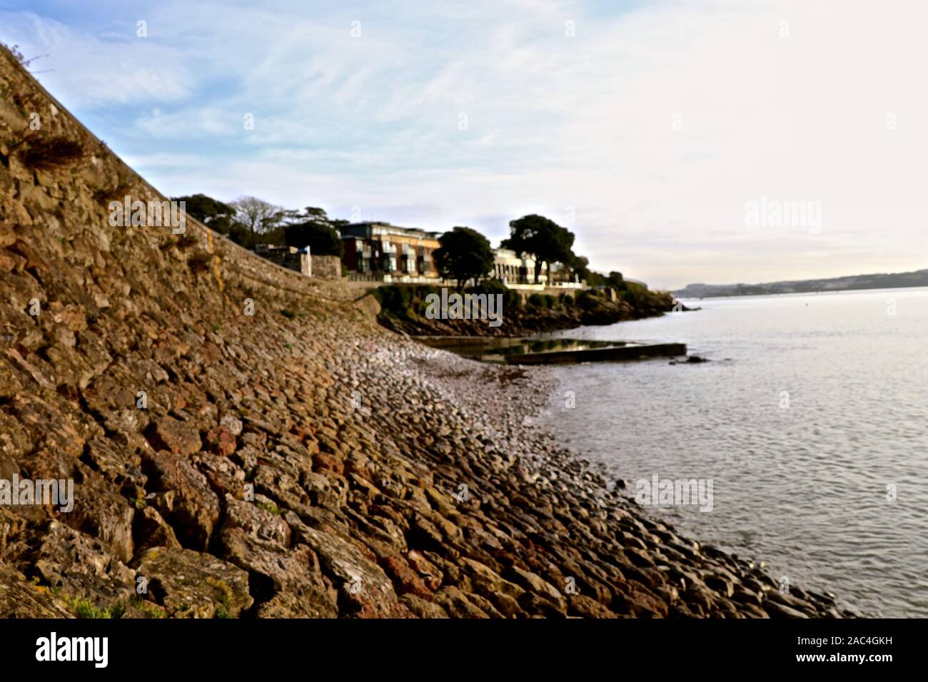 Il Plymouth gin Distillery a Barbican , Plymouth , in Inghilterra è stato in funzione dal 1793 e utilizzare per essere un importante produttore di gin nel Regno Unito . Noto anche come il nero distilleria frati , è l'unica distilleria di gin nella città .L'edificio originale si apre su quello che ora è il Southside Street Foto Stock