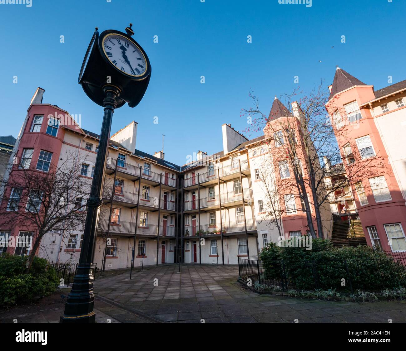 Balconied tenement appartamenti con James Ritchie vecchio orologio ornati, Tron Square, Edimburgo, Scozia, Regno Unito Foto Stock