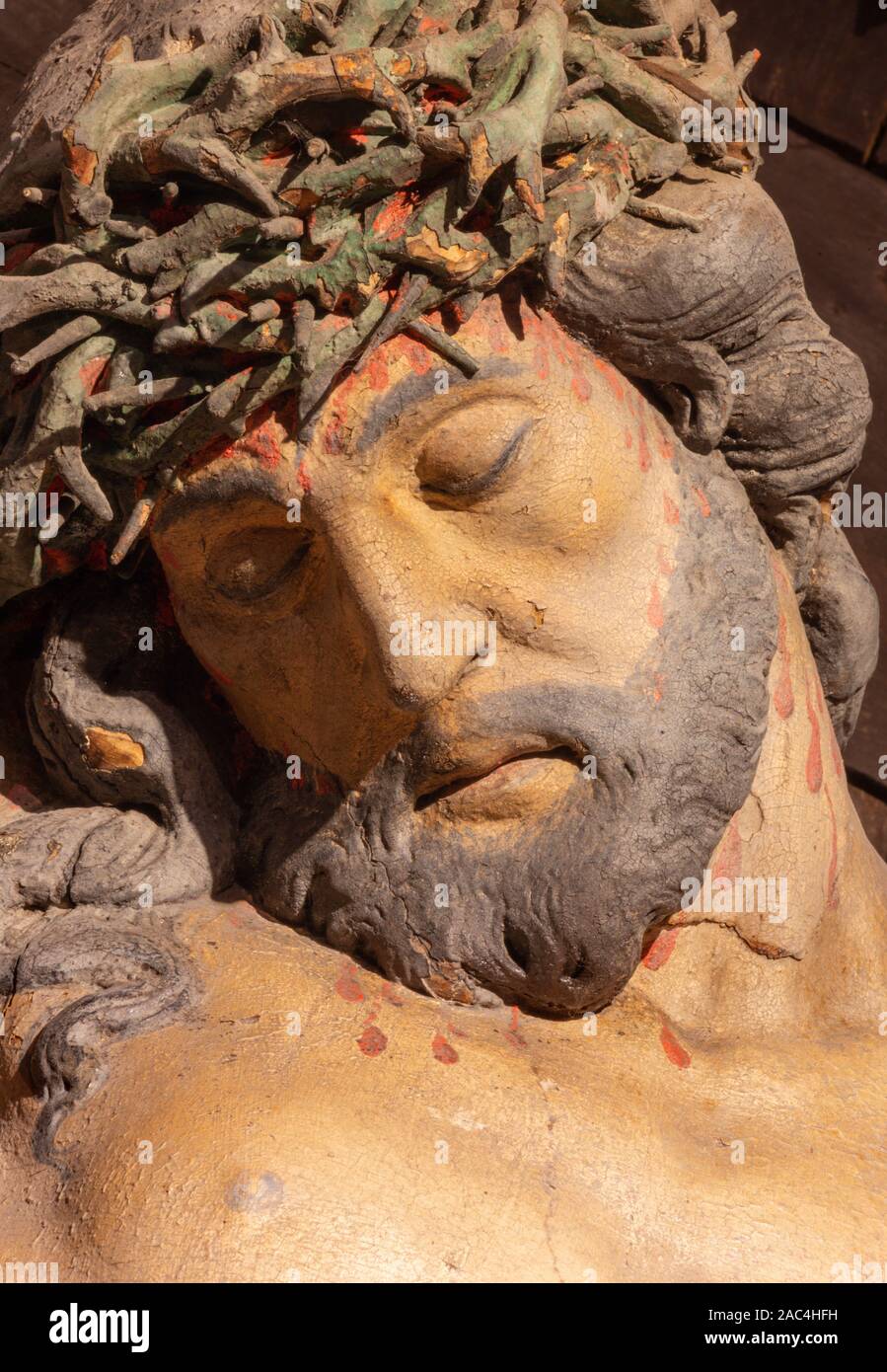 BANSKA STIAVNICA, Slovacchia - 19 febbraio 2015: il dettaglio della statua scolpita di Cristo sulla croce come parte del barocco Calvario da anni. Foto Stock