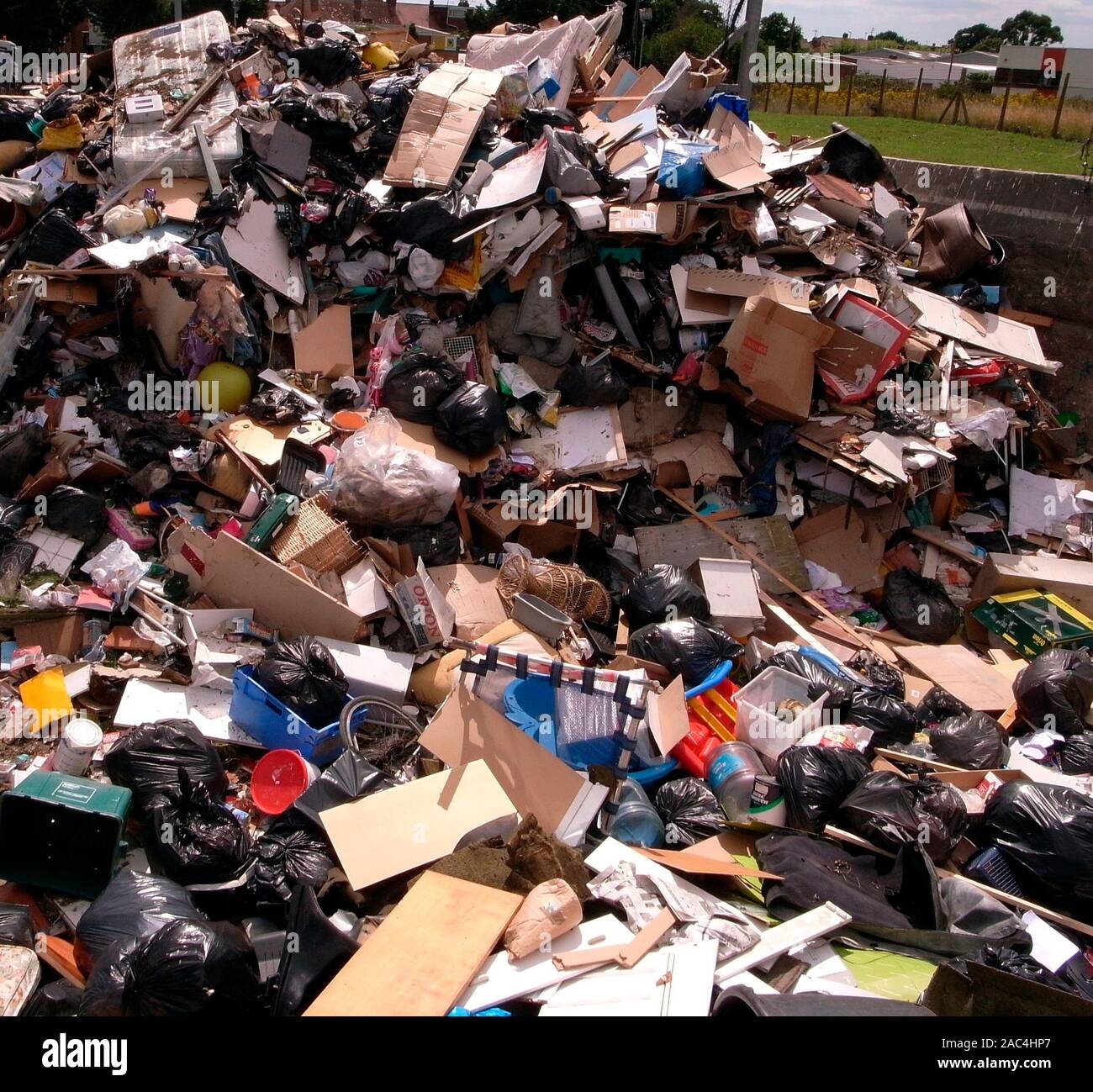 AJAXNETPHOTO. WORTHING, Inghilterra. - Cumulo di rifiuti - un grande cumulo delle importazioni oggetto di dumping di rifiuti domestici e di spazzatura. foto; JONATHAN EASTLAND/AJAX REF:0010915 Foto Stock